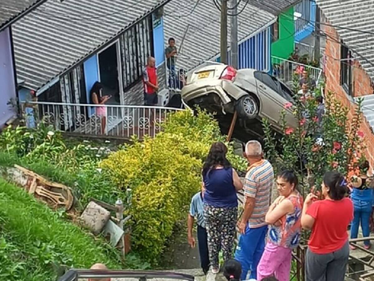 En Manizales, conductor perdió el control de su carro y rodó varios metros