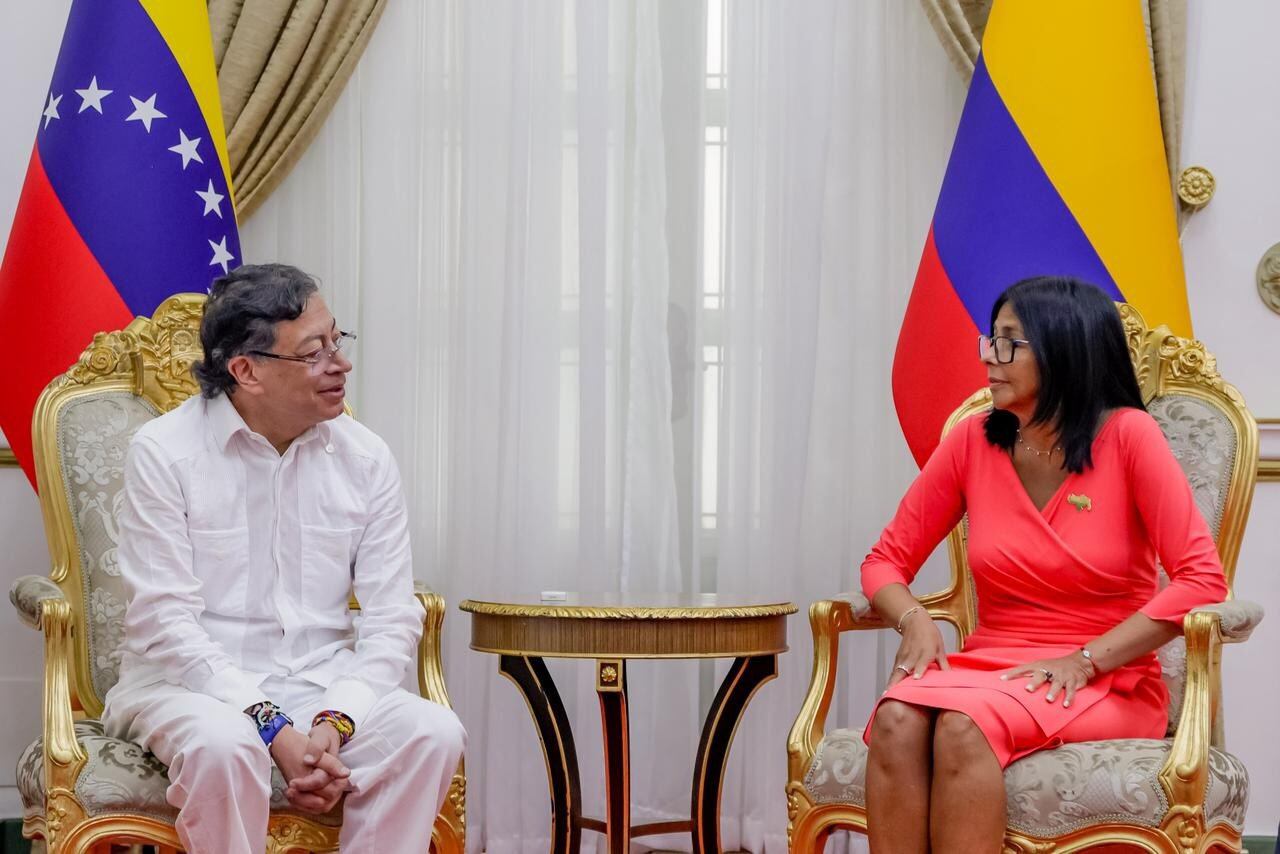 Gustavo Petro y Delcy Rodríguez. Foto: Presidencia Colombia.