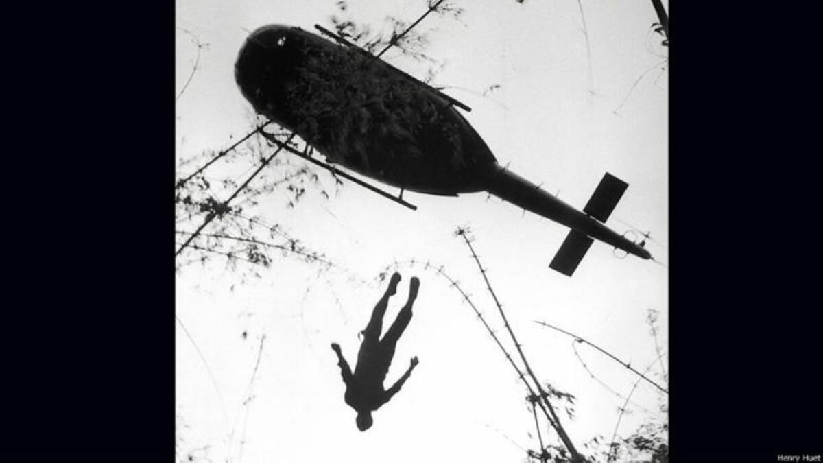 Mucho antes de Afganistán, Estados Unidos combatió en otra guerra que le dejó varias lecciones: Vietnam. De allá proviene esta imagen tomada por Henri Huet, en la que se ve cómo un helicóptero rescata el cuerpo de un paracaidista estadounidense que murió en combate