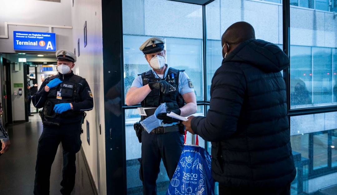 Verificación del certificado de vacunación COVID-19 en un aeropuerto de Alemania.                 Foto: Getty 