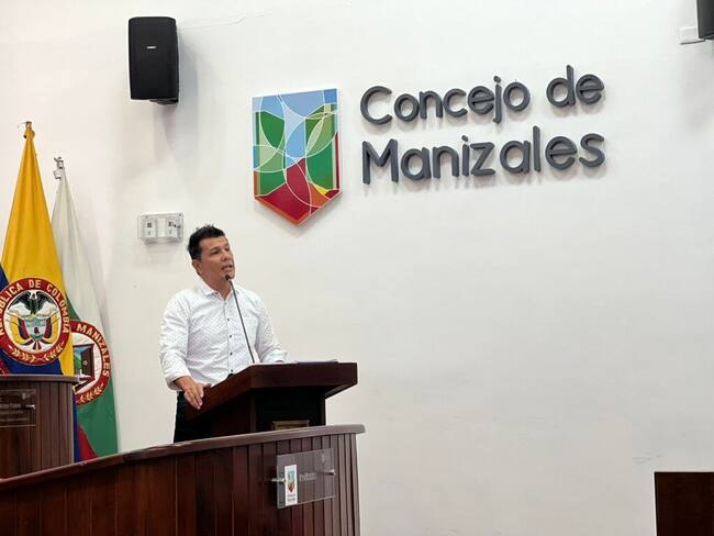 Diego Fernando Espinosa, secretario del deporte de Manizales presentando el proyecto de zonas naranjas.