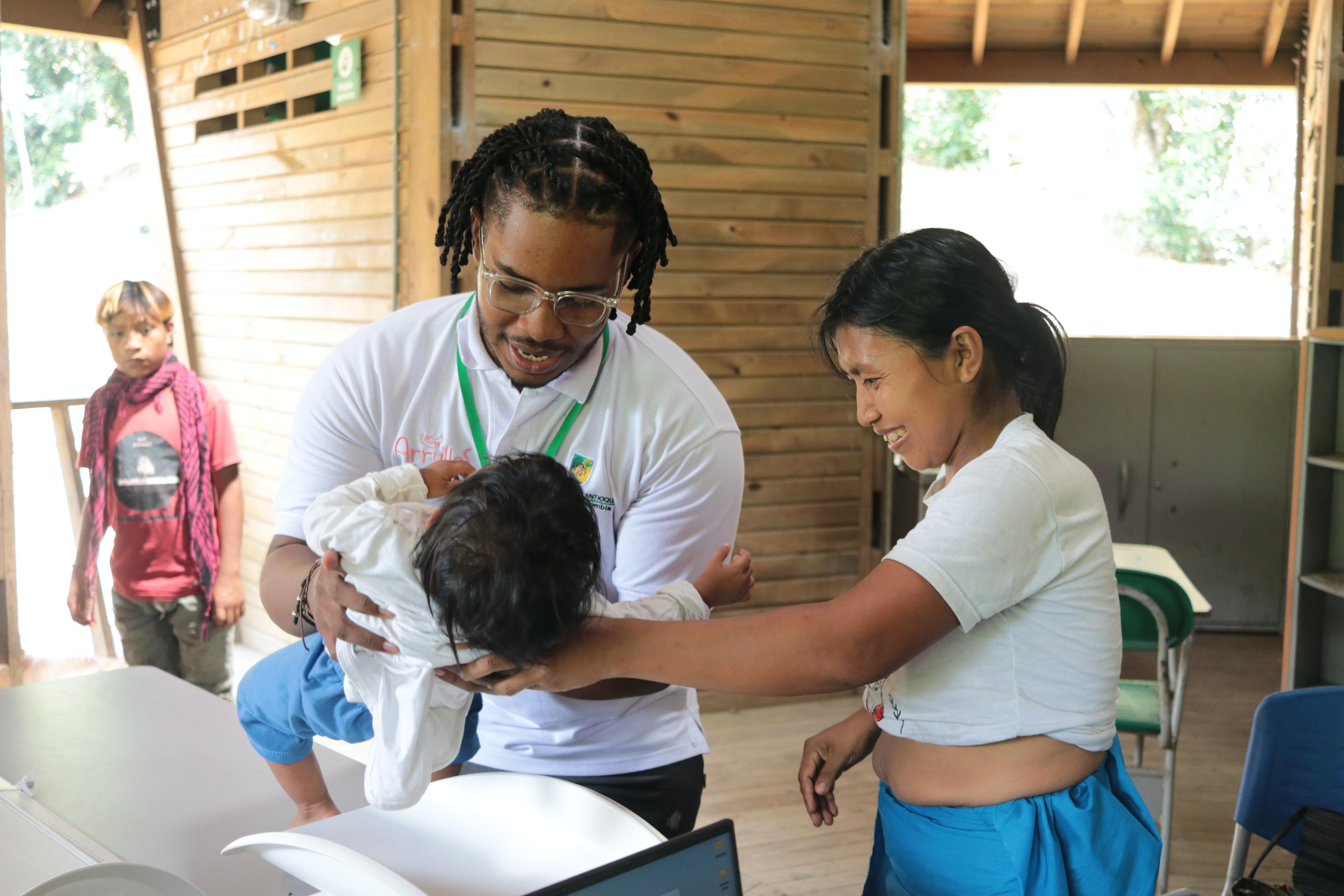 Programas para la protección de la infancia en comunidad indígena en Uramita. Foto: Gobernación de Antioquia.