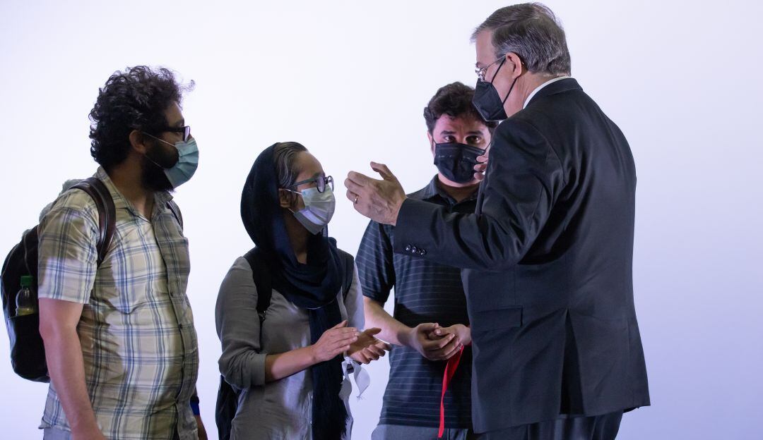 El canciller mexicano, Marcelo Ebrard, junto a algunos de los refugiados afganos que llegaron al país.