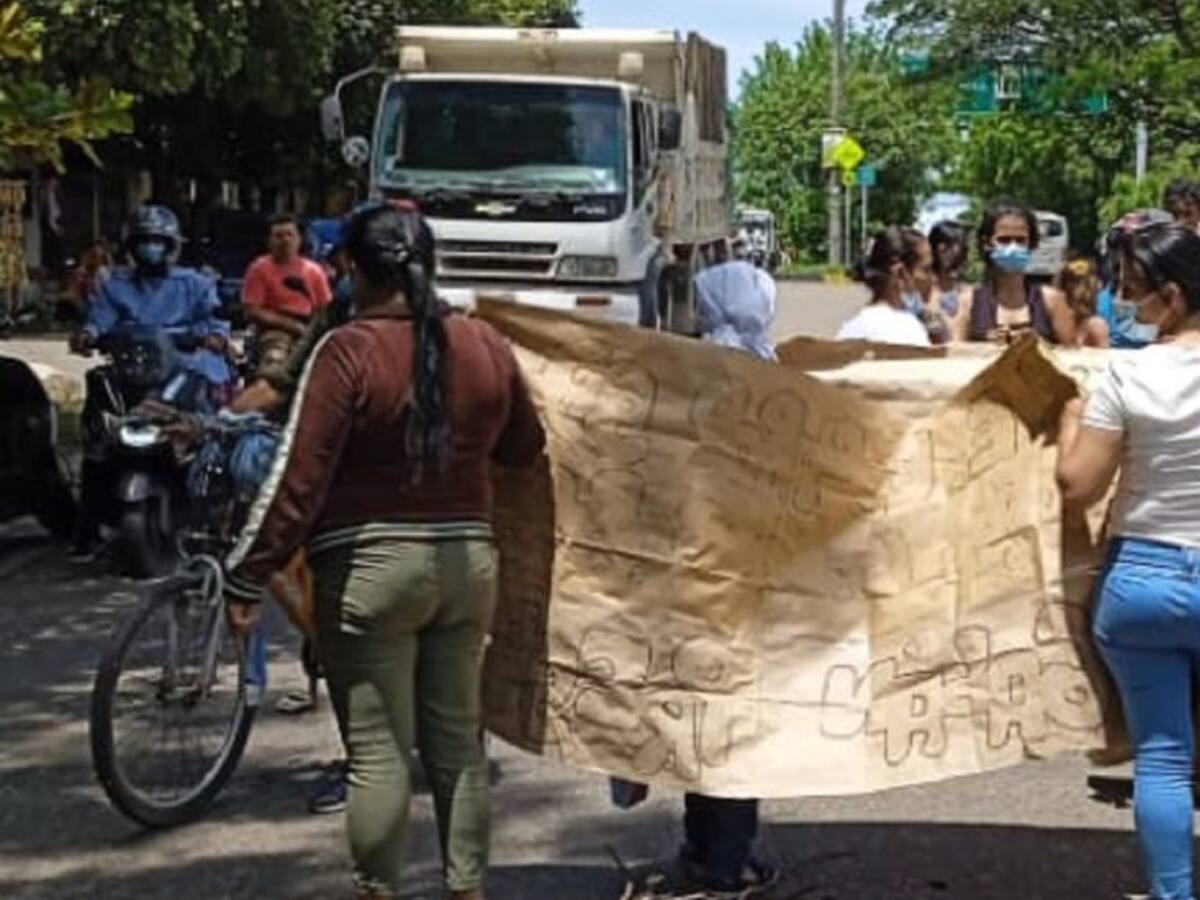 Comunidad bloquea vía que comunica a Neiva con corregimiento de Fortalecill