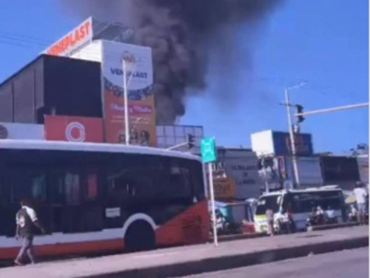 Emergencia en el Mercado de Bazurto por incendio de bodega de ropa en plena Navidad