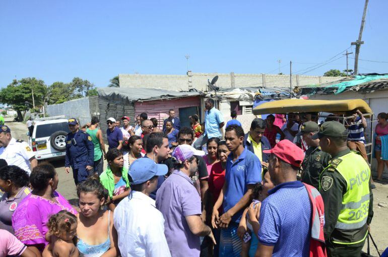 El Alcalde Alejandro Char cuando visitaba la zona afectada por el incendio.