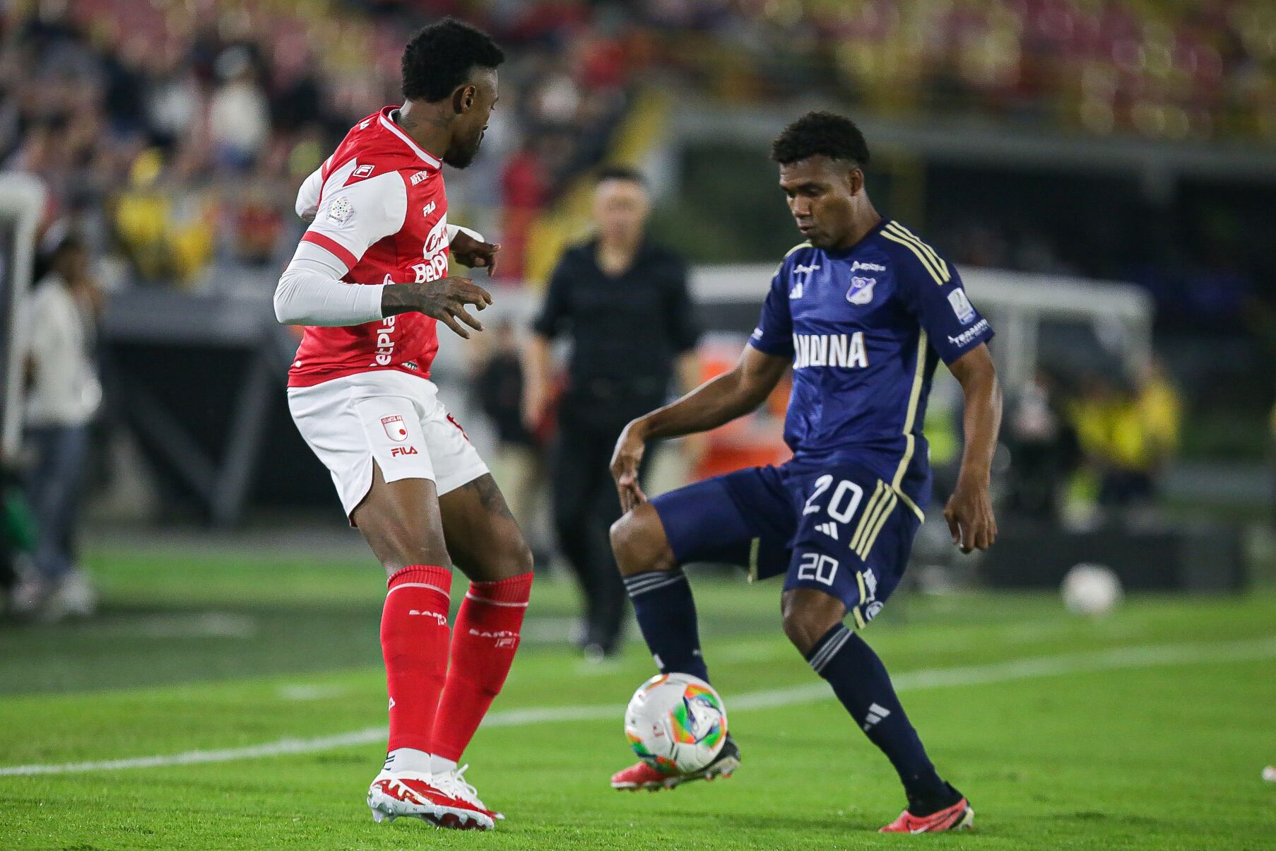 Independiente Santa Fe enfrenta a Millonarios FC, por encuentro válido de la Liga BetPlay II 2024 de la fecha 2 del grupo A de cuadrangulares en el estadio Nemesio Camacho El Campin. (Colprensa - Cristian Bayona).