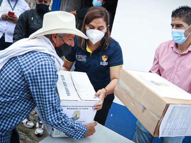 Entrega de ayudas humanitarias en Tolima