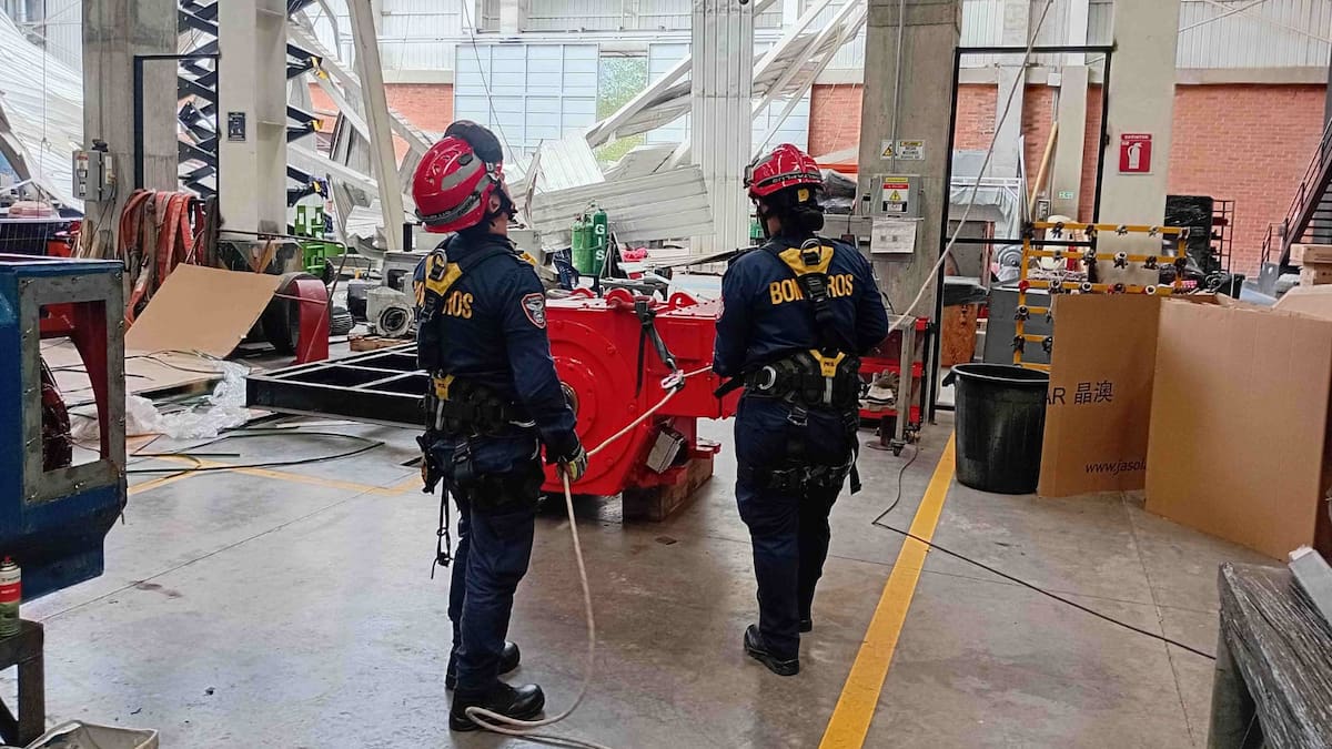 Tres trabajadores heridos deja colapso de cubierta de una bodega en Girón, Santander