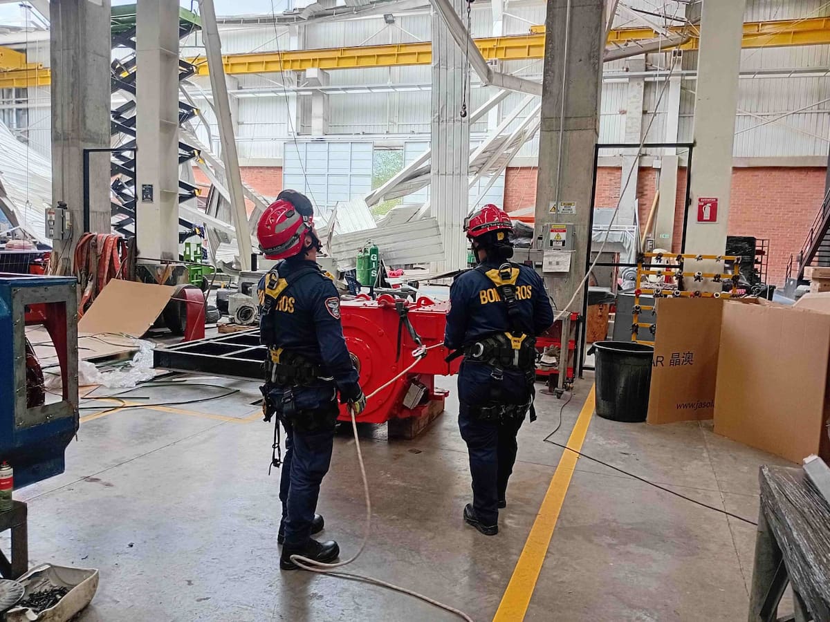 Tres trabajadores heridos deja colapso de cubierta de una bodega en Girón, Santander