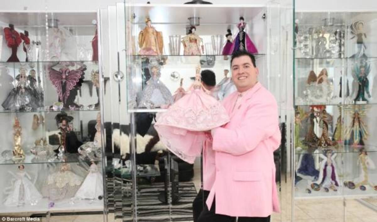 La extensa colección incluye desde enjuagues bucales Barbie y remolques, a una casa de ensueño, con ducha de trabajo y un ascensor.