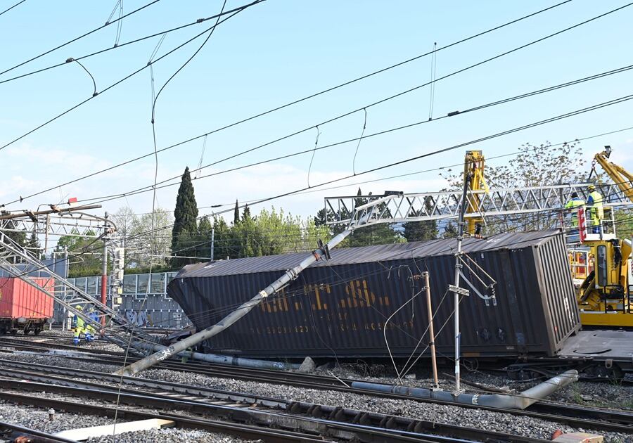 Uno de los vagones de transporte de mercancías descarrilado en Florencia, Italia.
 (Foto:    EFE/EPA/Claudio Giovannini )