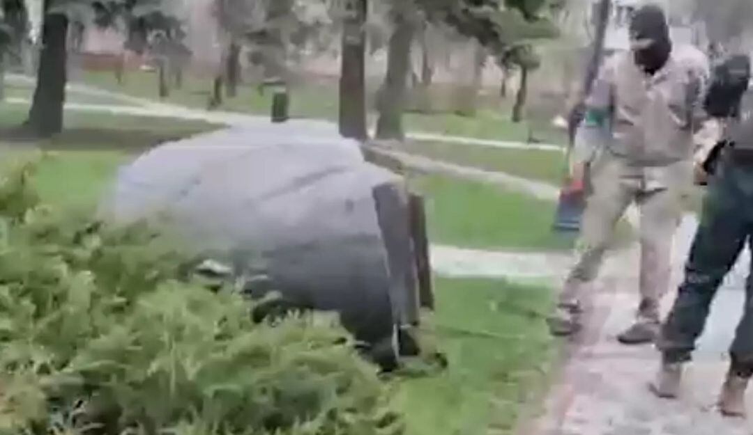 Paramilitar ucraniano tumbó estatua de mariscal que luchó contra nazismo
