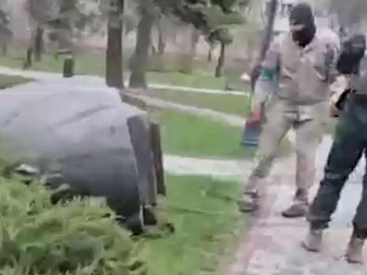 Paramilitar ucraniano tumbó estatua de mariscal que luchó contra nazismo