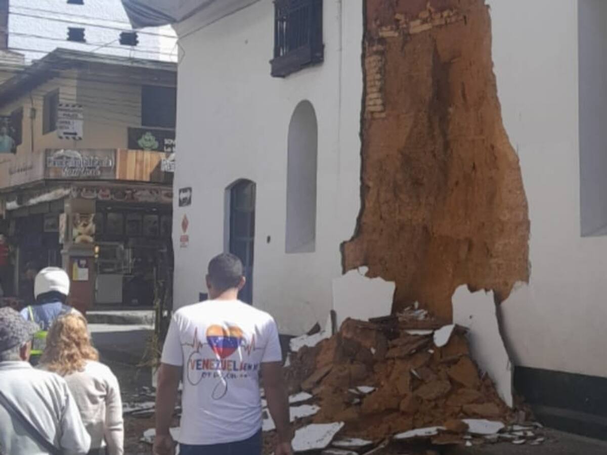 Fuertes lluvias desplomaron parte de la estructura externa de la parroquia La Asunción en Marinilla