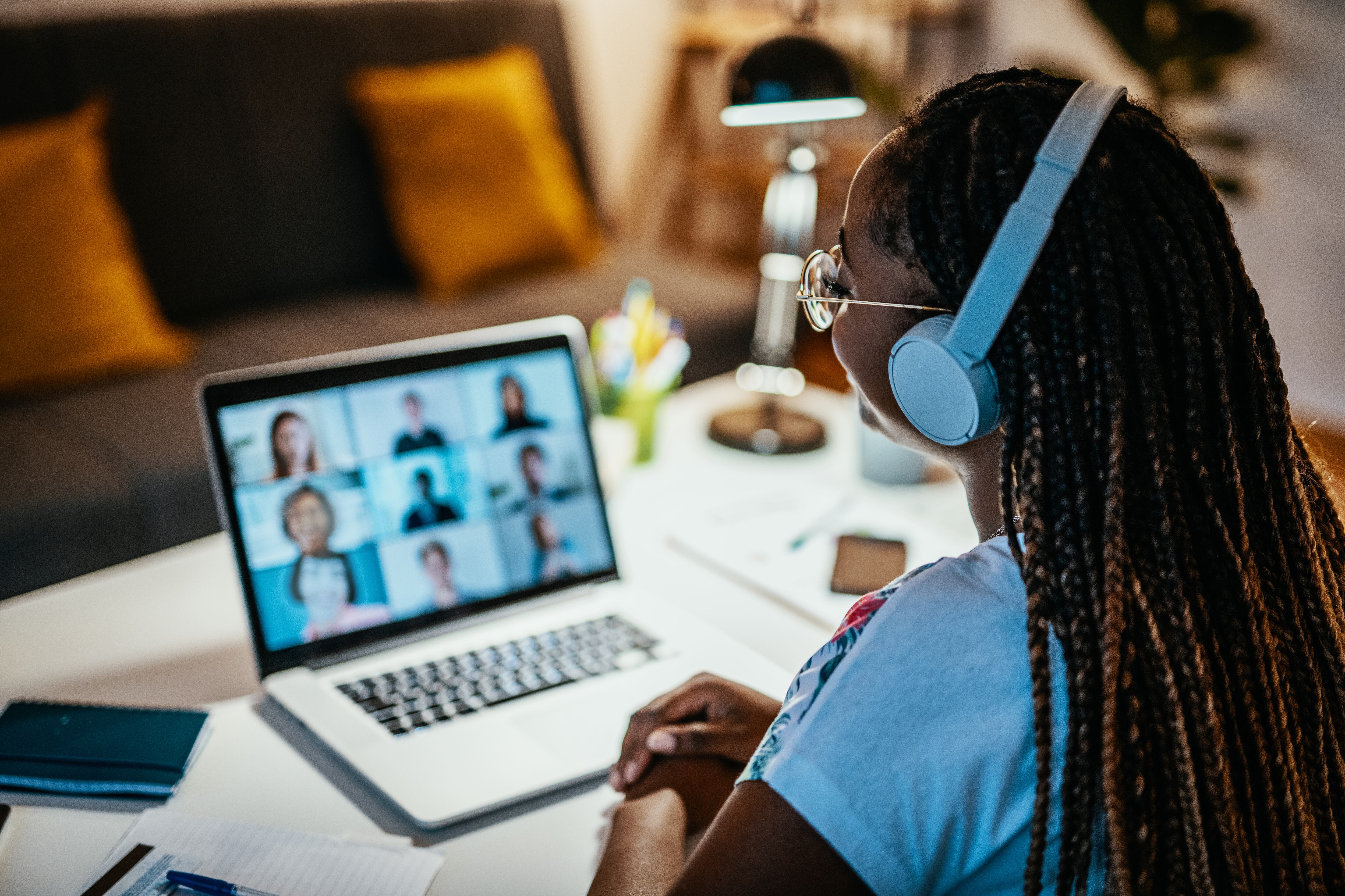 Mujer tomando una clase de manera virtual - (Getty Images)