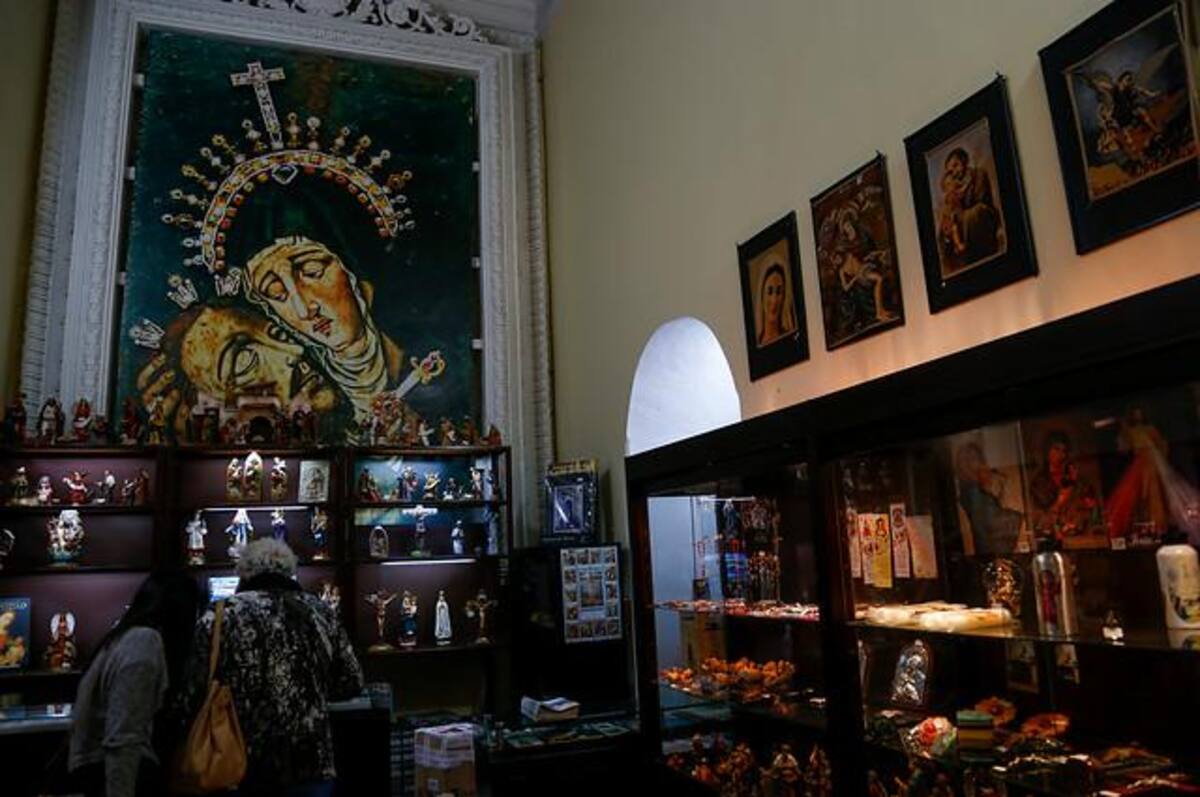 Imágenes de algunas de los principales templos e iglésias cátolicas de Bogotá, donde los fieles se reúnen a conmemorar la pasión de Cristo.