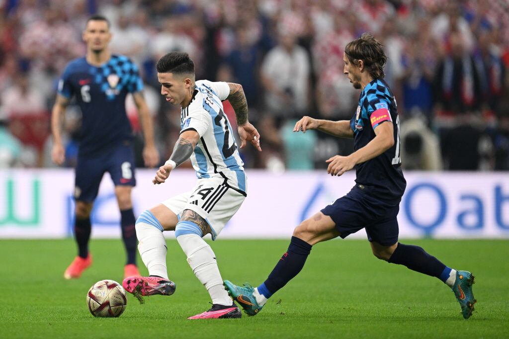 Enzo Fernández y Luka Modric en la semifinal del Mundial Qatar 2022 (Photo by Matthias Hangst/Getty Images)