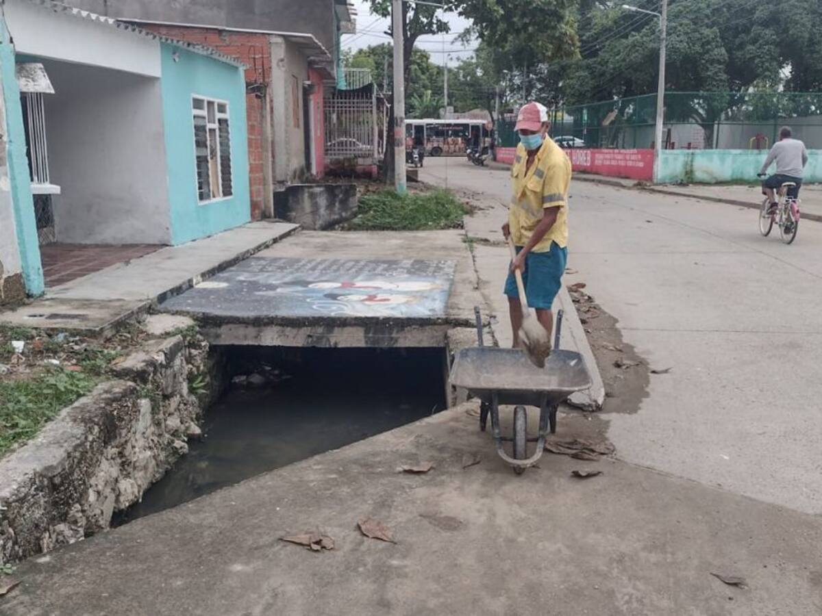 En Olaya buscan prevenir casos de dengue con limpieza de canal