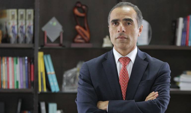 Superintendente Nacional de Salud, Luis Fernando Cruz Araújo.