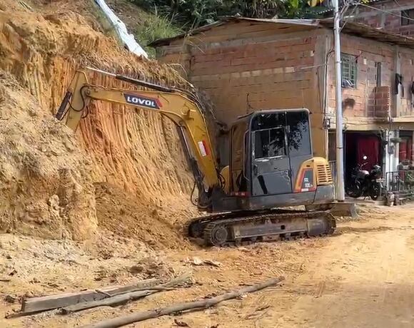 Obras ilegales en el cerro Loma Hermosa, en San Cristóbal. Foto: cortesía alcaldía de Medellín.