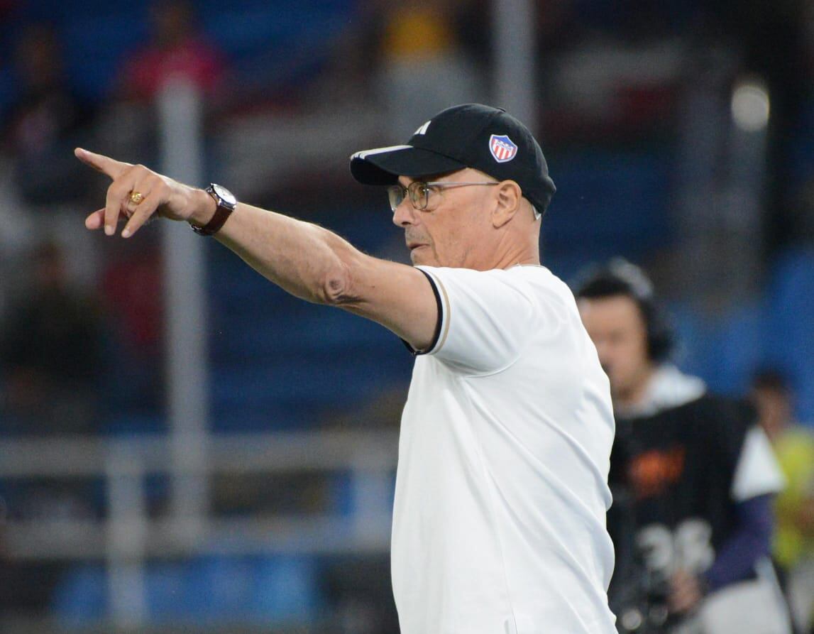 Alfredo Arias, DT del Junior, durante el juego contra el América / Colprensa.