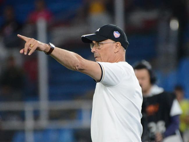 Alfredo Arias, DT del Junior, durante el juego contra el América / Colprensa.