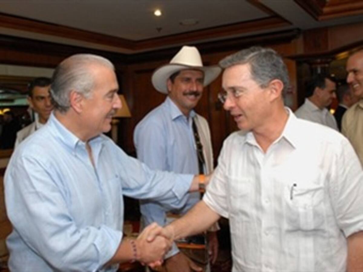 Radican queja de indignidad contra Pastrana y Uribe por fallo de La Haya
