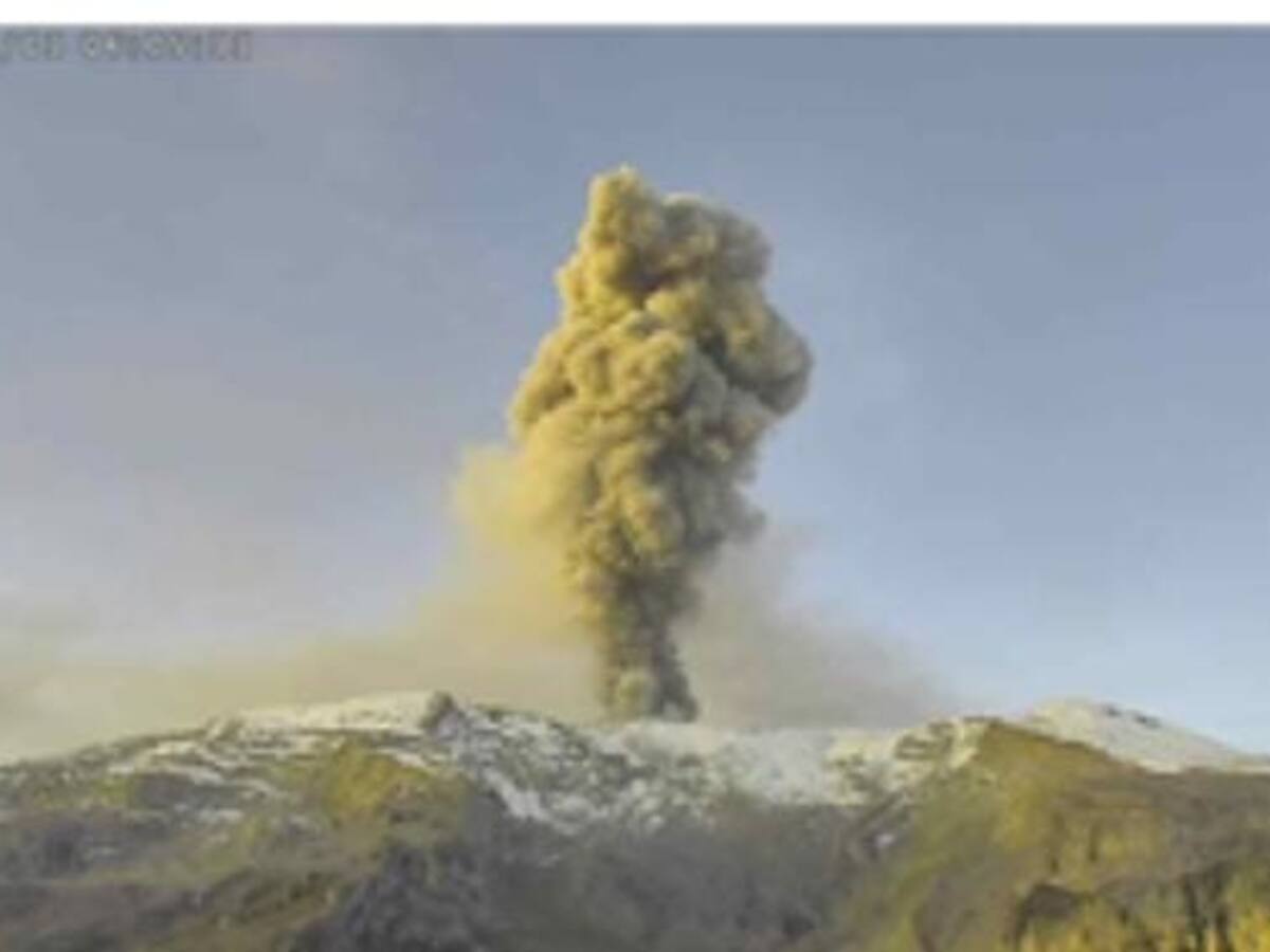 Volcán Nevado del Ruiz continúa emitiendo gases y ceniza