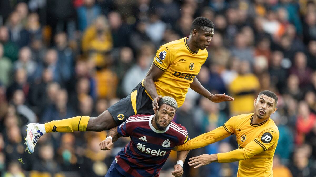Yerson Mosquera volvió a ser titular con Wolverhampton en la derrota contra Newcastle