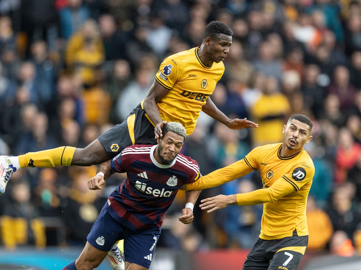 Yerson Mosquera volvió a ser titular con Wolverhampton en la derrota contra Newcastle