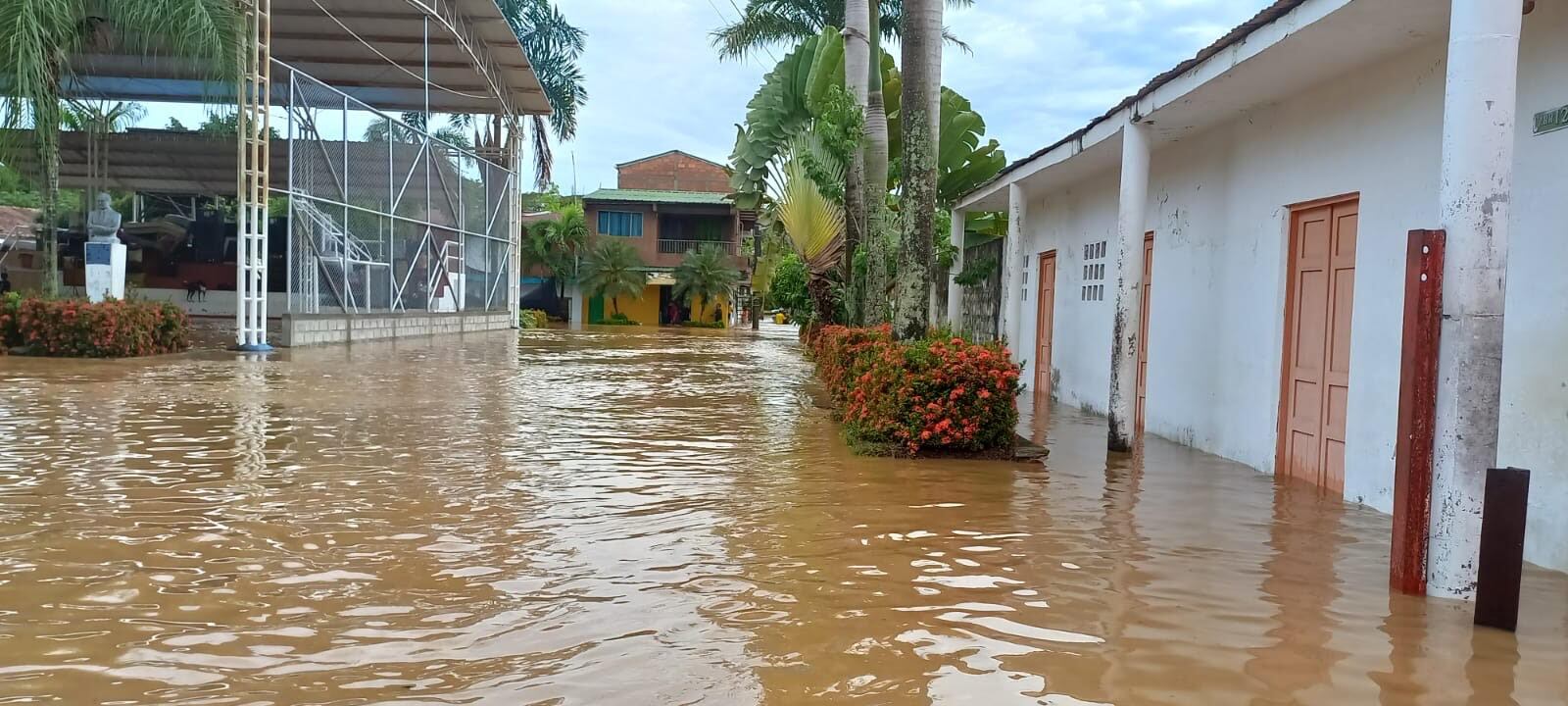 Calles inundadas de Puerto Triunfo, tras un fuerte aguacero. Foto: Dagran.