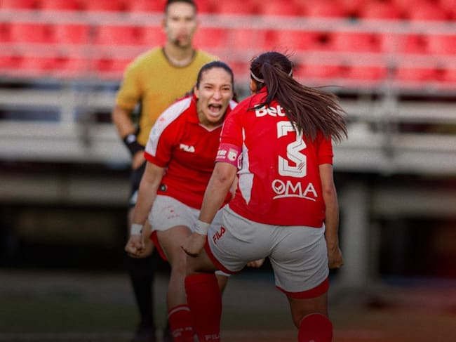 Las jugadoras de Santa Fe festejan uno de sus tantos en la victoria ante Orsomarso / X: @LeonasSantaFe