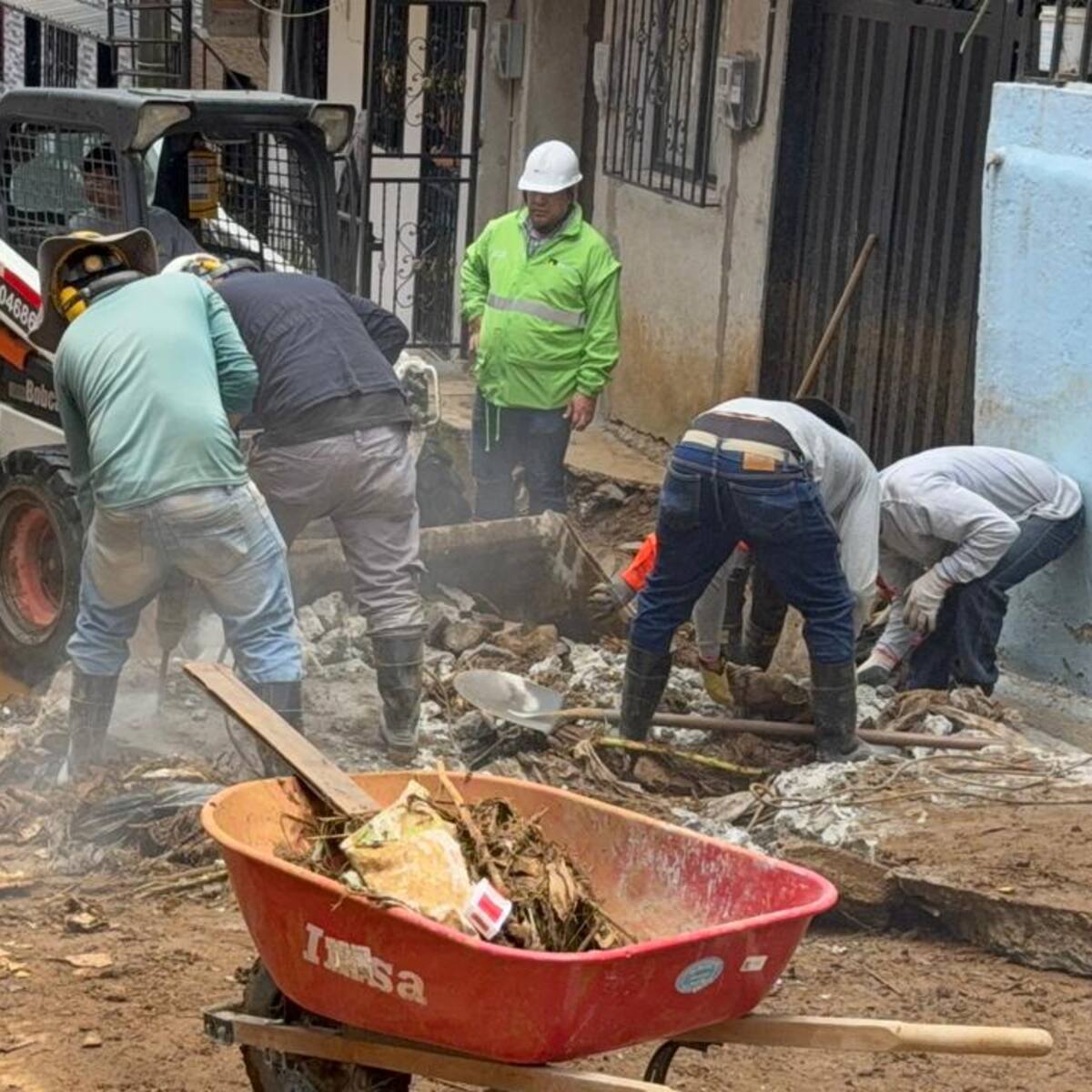 En Manrique evacuaron 11 familias y hay 28 casas afectadas por el desbordamiento de las quebradas