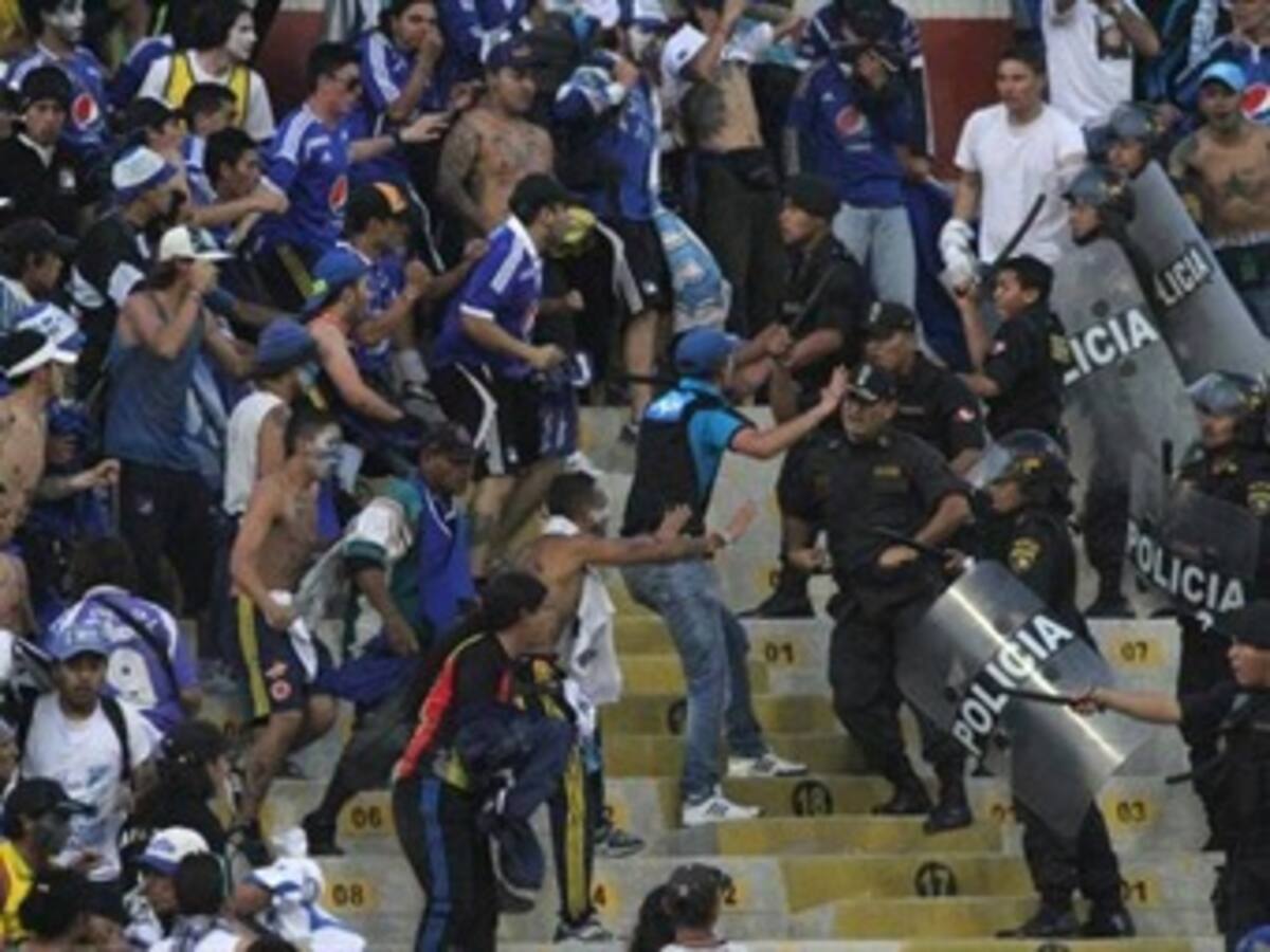 Conmebol multó a Millonarios por pólvora en estadio de Perú