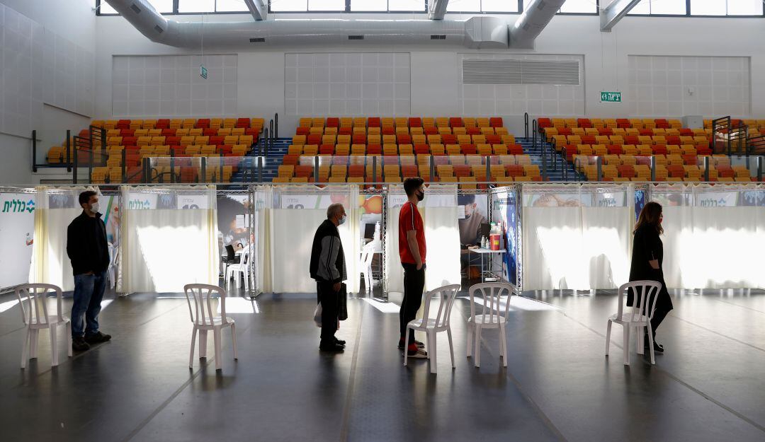 Centro de vacunación contra el coronavirus en Petaj Tikva, Israel. 