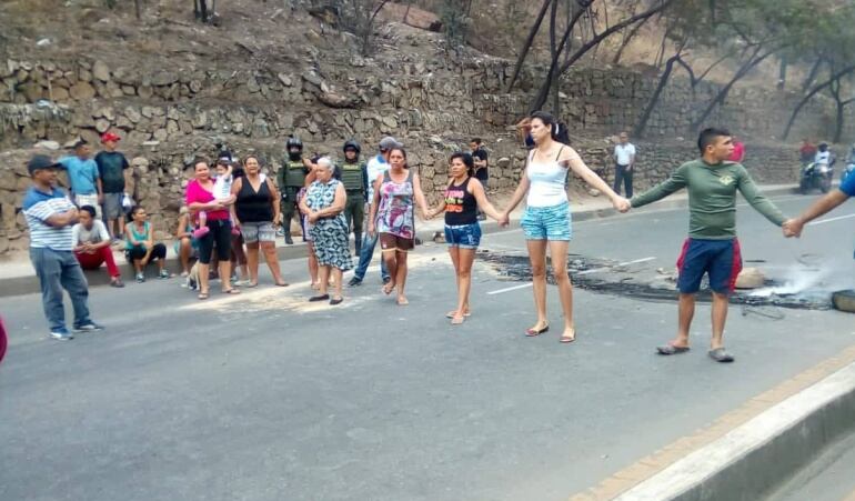Protestas por falta de agua en Ciudadela Juan Atalaya