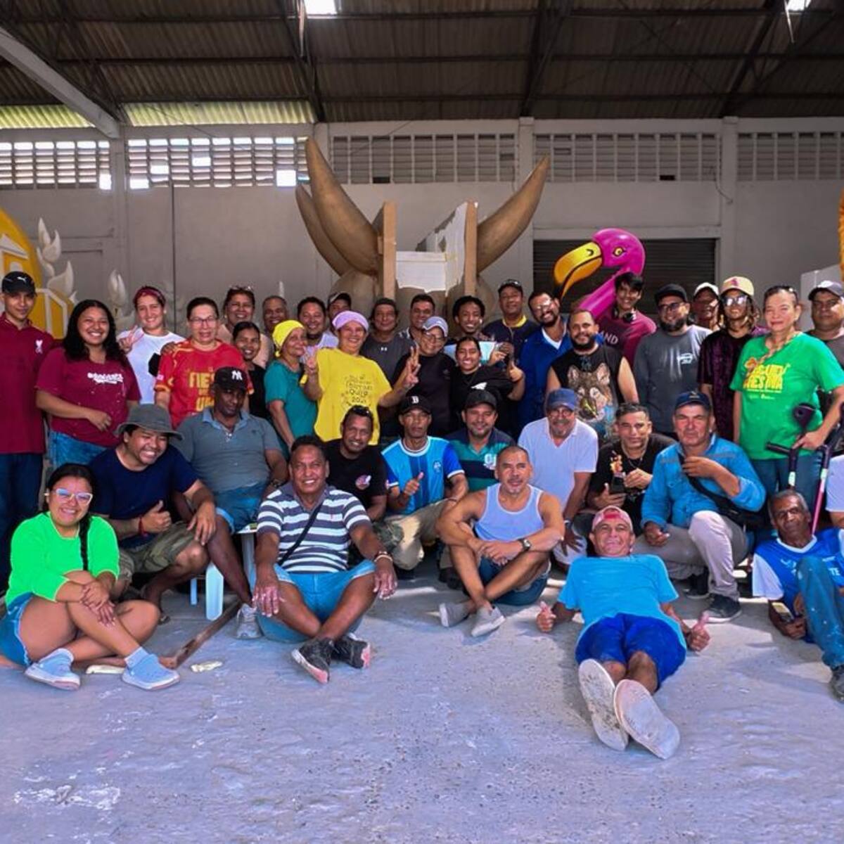 250 familias beneficiadas en la construcción de las carrozas y macrofiguras de la Independencia