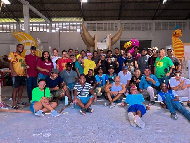 250 familias beneficiadas en la construcción de las carrozas y macrofiguras de la Independencia