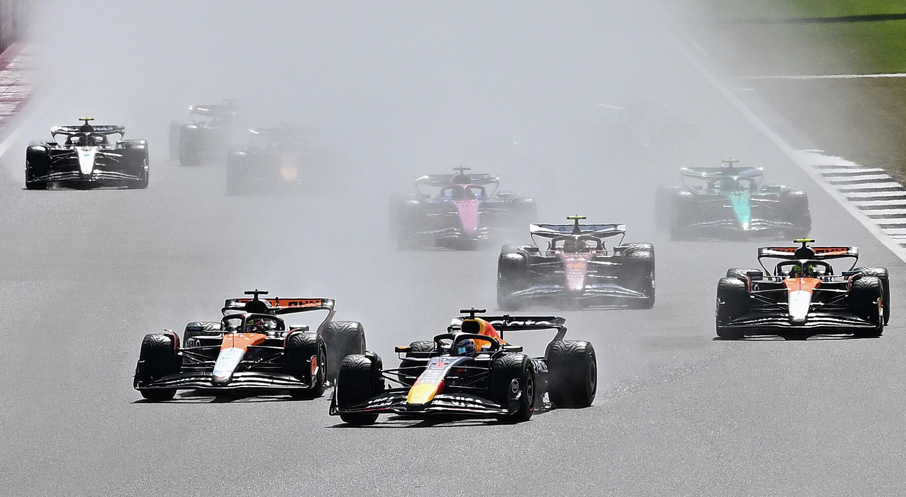 TOWCESTER (United Kingdom), 06/07/2025.- Red Bull Racing driver Max Verstappen of Netherlands leads into the first corner of the Formula 1 British Grand Prix at the at the Silverstone Circuit racetrack, Britain, 06 July 2025. (Fórmula Uno, Países Bajos; Holanda, Reino Unido) EFE/EPA/PETER POWELL .