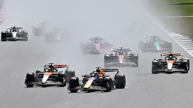 TOWCESTER (United Kingdom), 06/07/2025.- Red Bull Racing driver Max Verstappen of Netherlands leads into the first corner of the Formula 1 British Grand Prix at the at the Silverstone Circuit racetrack, Britain, 06 July 2025. (Fórmula Uno, Países Bajos; Holanda, Reino Unido) EFE/EPA/PETER POWELL .