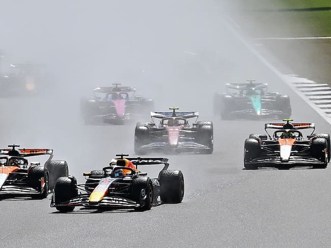 TOWCESTER (United Kingdom), 06/07/2025.- Red Bull Racing driver Max Verstappen of Netherlands leads into the first corner of the Formula 1 British Grand Prix at the at the Silverstone Circuit racetrack, Britain, 06 July 2025. (Fórmula Uno, Países Bajos; Holanda, Reino Unido) EFE/EPA/PETER POWELL .