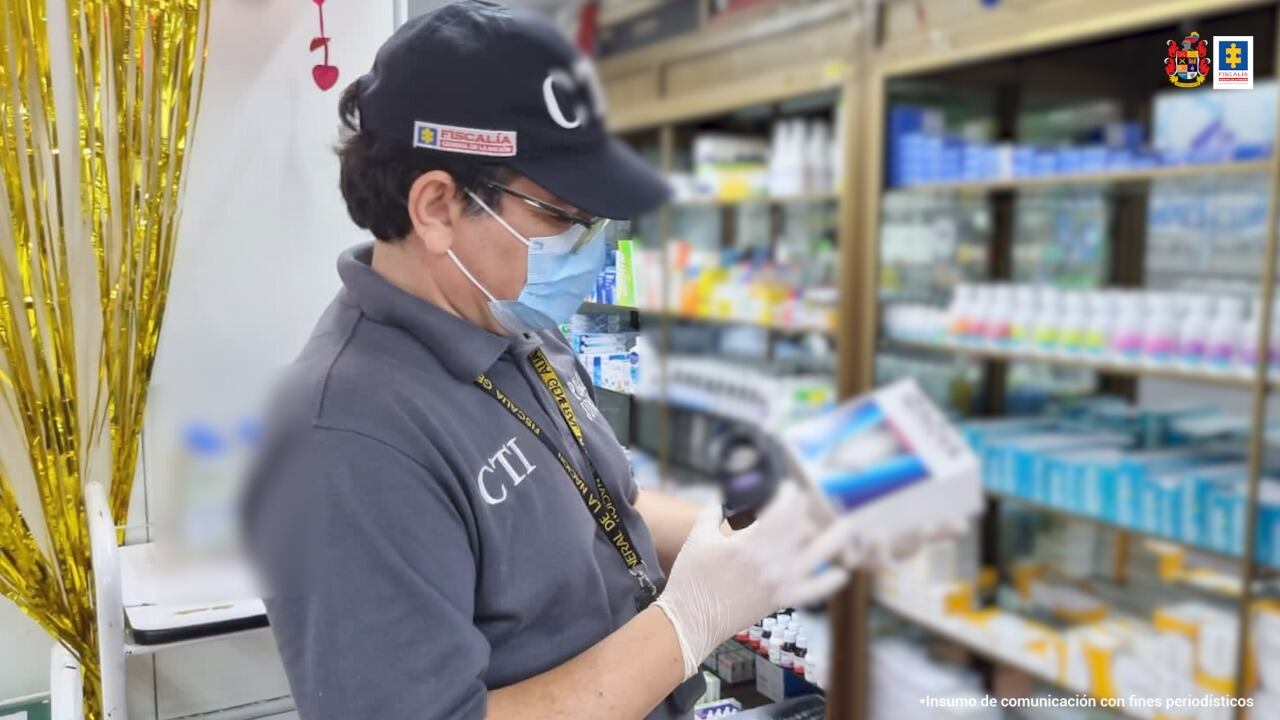 Agente del CTI verificando medicamento falsificado.