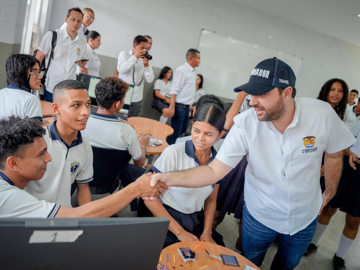 Gobernador Yamil Arana entregó megacolegio en Simití, sur de Bolívar