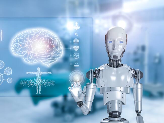Robot inteligente verificando datos médicos (Foto vía Getty Images)