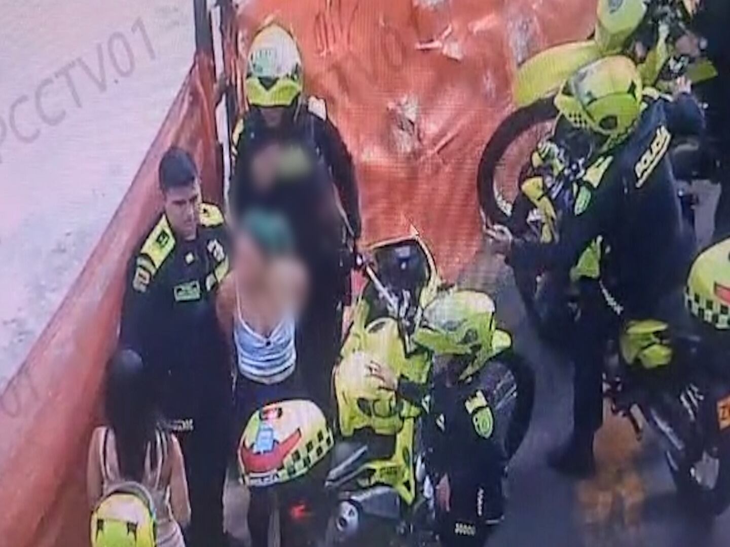 Captura de una mujer en el centro de Medellín. Foto: cortesía Policía Metropolitana del Valle de Aburrá.