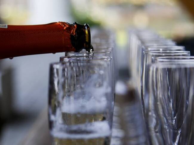 El hombre que sirve los licores a la mesa de Falcao