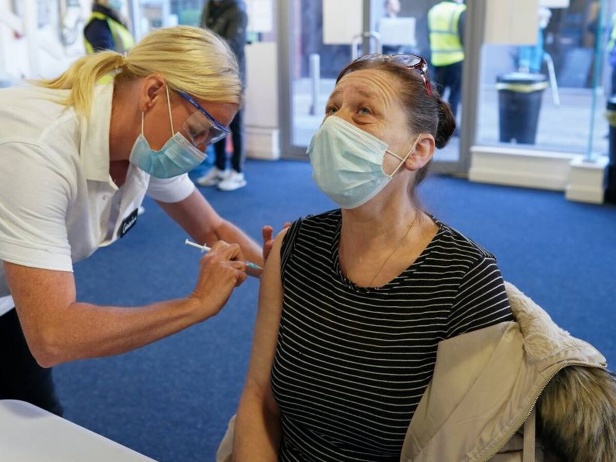 Reino Unido redujo a cinco días el aislamiento para contagiados vacunados