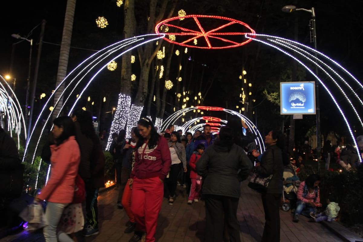 Varios parques de la ciudad, centros comerciales, el planetario y la torre Colpatria los lugares más concurridos en la noche de las velitas.