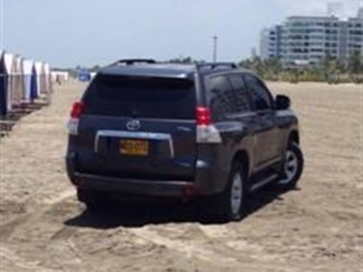 La congresista que entra a la playa en camioneta blindada
